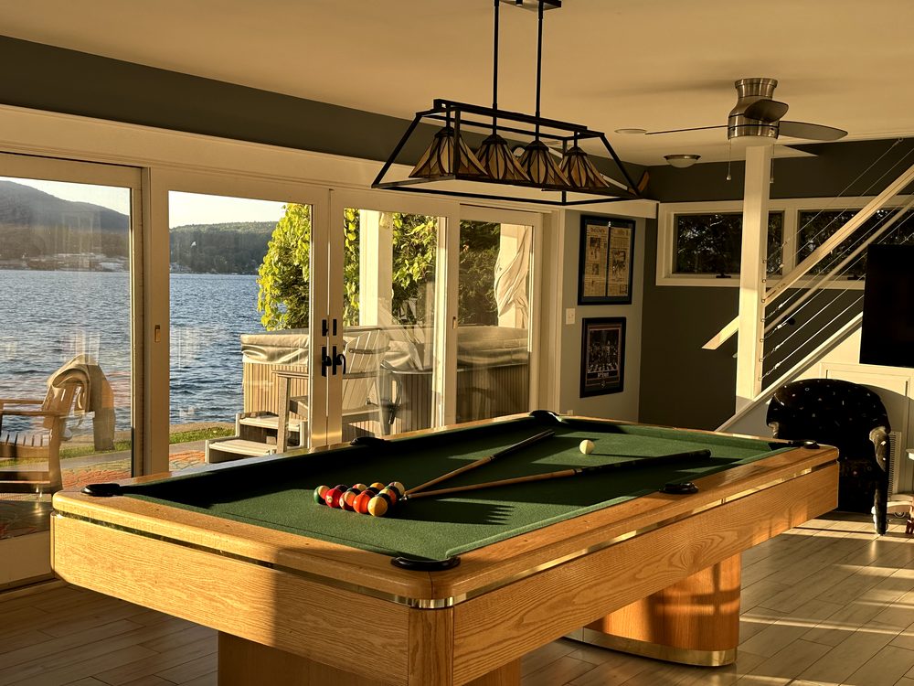Manhattan: pool table and lake view