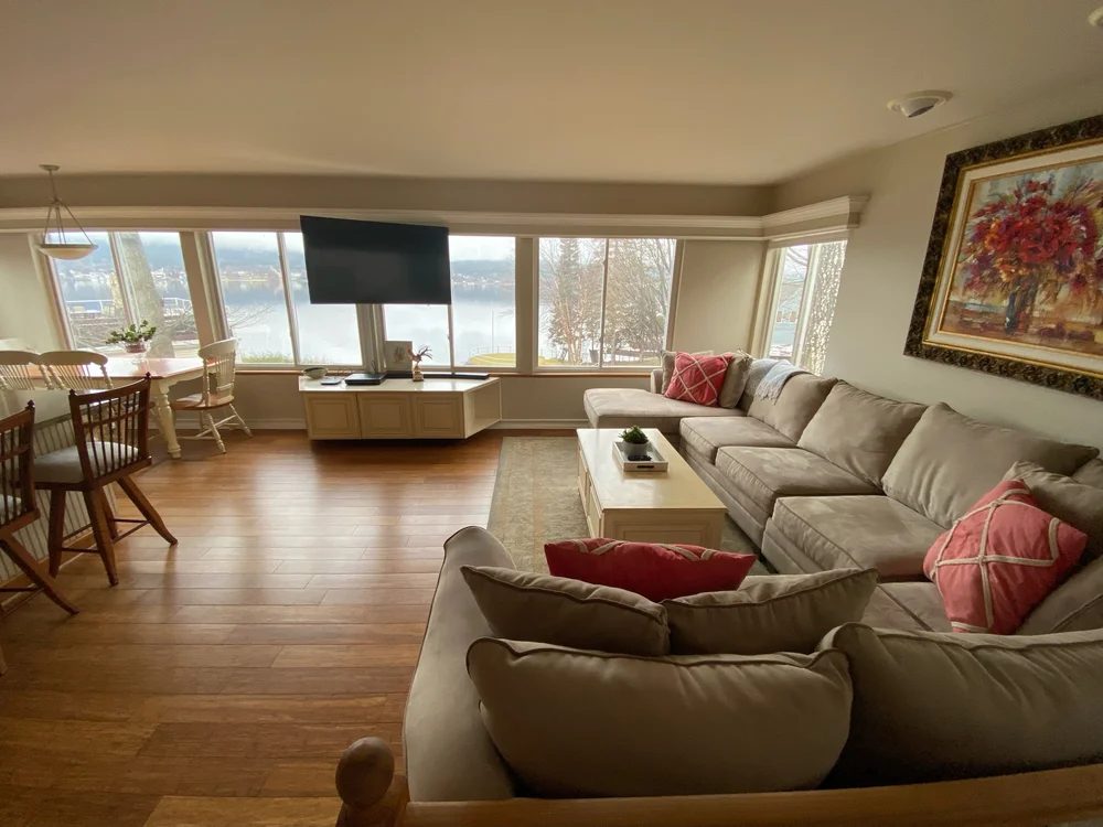 Queens: living room